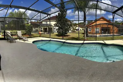 Image de 4 bedroom 2 bathroom villa near Disney world & champion gate area