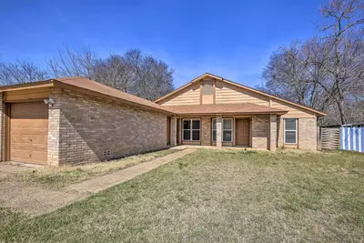 Image de San Antonio Abode w/ Yard: 17 Mi to Downtown!