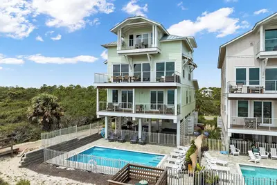 Image de Oystercatcher: Large Beachfront Retreat- Sleeps up to 22 and welcomes pets!