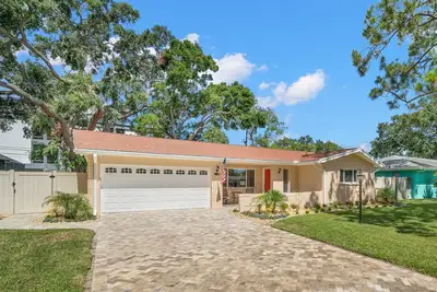 Image de Upscale Mid-Century Home Close to Everything