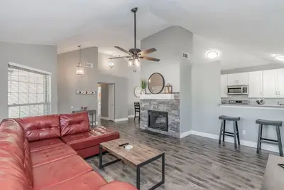 Image de Updated 3/2 in a quiet neighborhood close to dining and shops