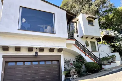 Image de Secluded in the Canyon 1929 Spanish Style Home in Bhpo with Views