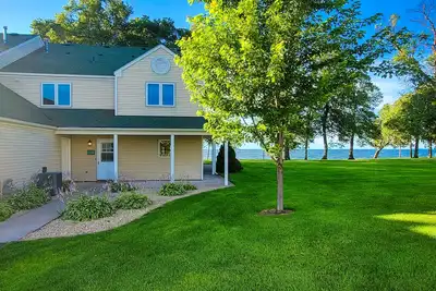 Image de Peaceful End-Unit With Panoramic Lake Views! Perfect For All Seasons!