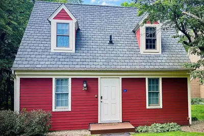 Charming Lakeside Cottage with resort amenities