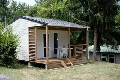Image de Chalet Confort 16m² - 1 chambre + terrasse couverte + Tv + clim 2 personnes