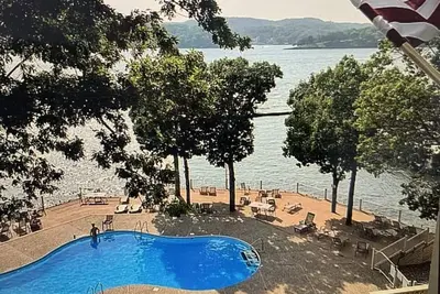 Image de Welcome to Lakefront Oasis! A Top Floor, Family Friendly retreat! Potential Slip!