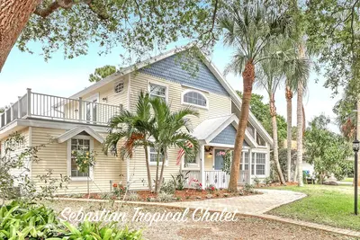 Image de Tropical Chalet w\/ 3 King Bedrooms. 3 patios, and an Above-Ground Pool!