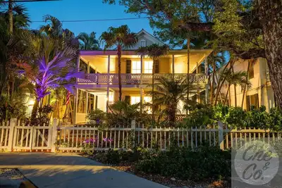 Image de Southernmost Sunshine- 4 Bed/3 Bath- Old Town Key West w/ Pool & Parking!