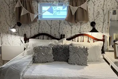 Image de Suite w/attached bath & priv entrance. Close to Ny