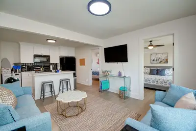 Hip-Nautic - Carriage House - King Beds near Beach