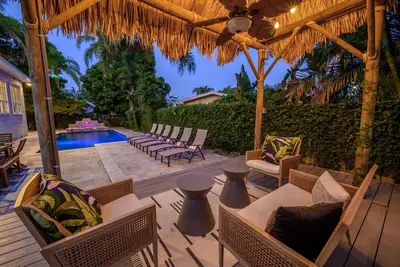 Image de *Freshly Remodeled* Luxury Home with Pool and Hot Tub + Minutes to Indian Rocks Beach + Sleeps 20!