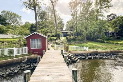 Image de Waterfront River Breezes with private pier, parking and billiards room