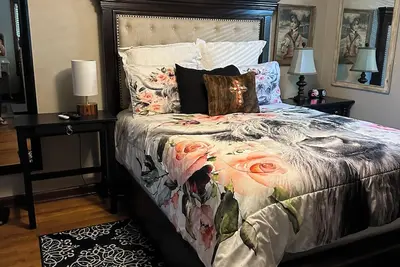 Image de Super Cute Guest House. Great kitchen. Fully stocked. Big porch. 1 acre. Gated.