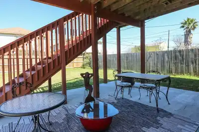 Great location, spacious yard, & coffee bar