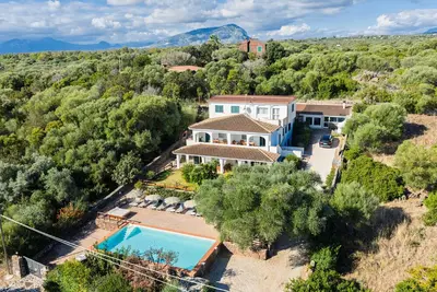 Image de Appartement de vacances 'mamuthones' avec vue mer, Wi-Fi, terrasse et piscine partagée