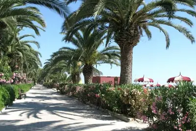 Image de Spacious apartment a stone's throw from the sea in a quiet residential neighborhood