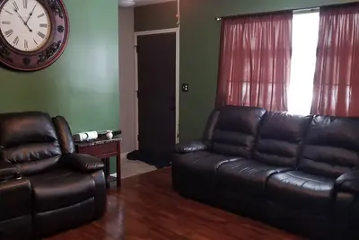 Image de Cozy 6 bedroom home located 14 miles from Detroit Metro Airport.