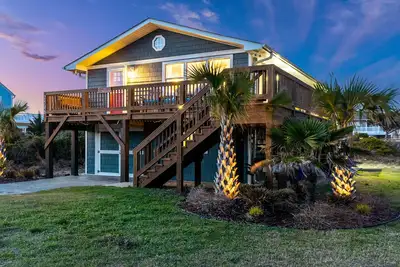 Image de Steps to the Beach! 5br Home w/ Ocean Views & Large Deck. Arcade for kids!