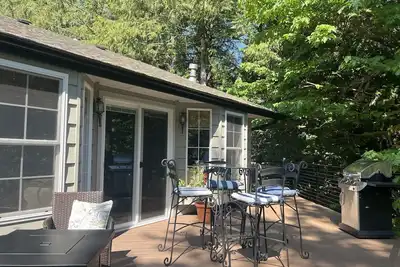 Image de 2 Bedroom Hiker's Getaway; Just 10 minutes to Onp hiking and lakes; Sleeps 4