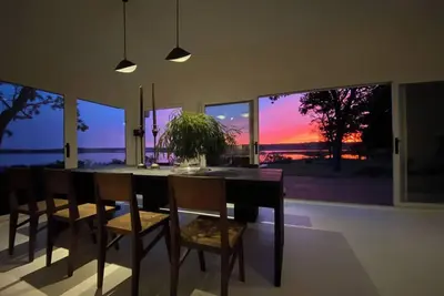 Image de Designer Waterfront Cottage on Gerard Dr