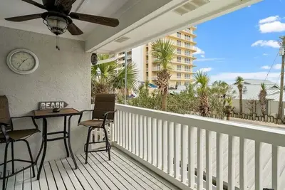 Image de Rare pet-Friendly Townhome with Hot Tub & Gulf Views, Right Across From Beach & Schooner's!