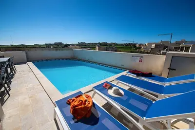 Image de Ta' Mari is an eco-friendly duplex with private pool. Views 360 degree.