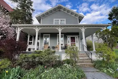 Image de New! ! Elegant Village Home, refined & renewed