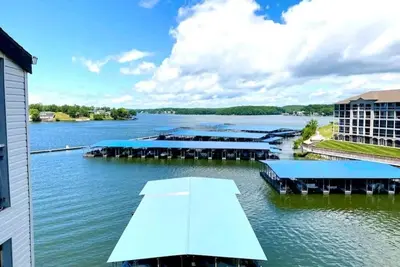 Image de 2-Story Waterfront Condo with views of Oasis at Lakefront