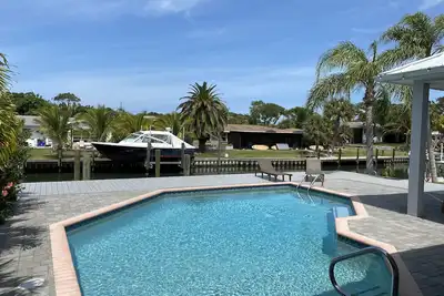 Image de Waterfront Island Pool Home, Walk to Beach, dock your boat includes boat lift
