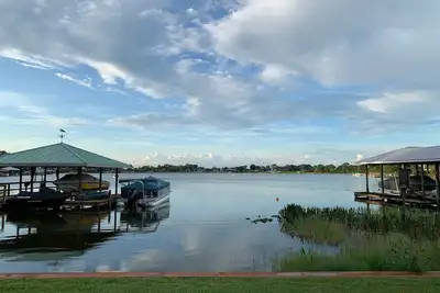 Image de Charming Lake View House on Redwater Lake with dock, gazebo, and hot tub.