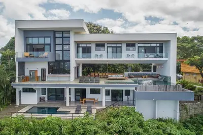 Image de Luxurious Modern Villa with infinity pool- 5 min to the beach
