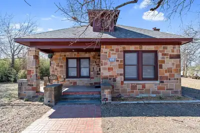 Image de Pet Friendly, beautiful historical home- 1 mile from downtown