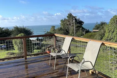 Image de Cute, clean, cozy cottage along the Timber Cove cliffs, great views!