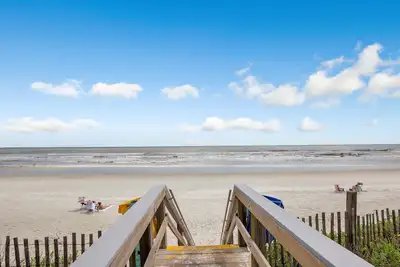 Image de ★ Coastal Comfort ★ Walk to Beach + Roomy Stay ★