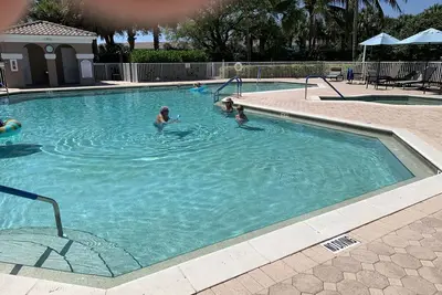 Image de Spacious home with lovely golf course views and private pool.