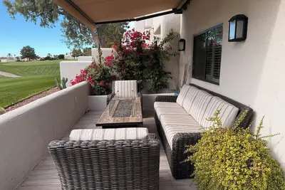 Image de Contemporary downstairs 2-bedroom condo, sleeps 4, near the Biltmore Hotel.