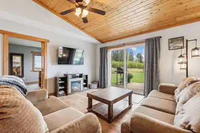 Image de Spectacular Mountain Views / Prime Central Location