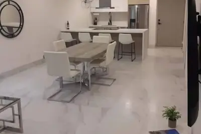 Image de Luxurious New 2br Condo - Centrally Located