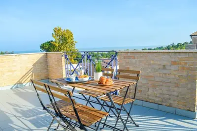 G. Bay C23 - Second floor apartment with balcony overlooking the sea and the pool