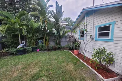 Image de Bright 1920s Bungalow - Walk to Central! Under 2 miles to the stadium & downtown