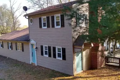 Image de Riverfront Getaway *Screened-in porch and deck! *