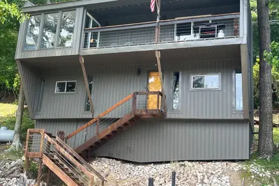 Image de Pelican's Perch Waterfront Cabin in East Port with Boat Dock