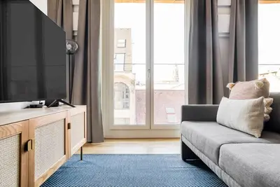Image de Bright Mitte Studio next to Hackescher Markt, by Blueground
