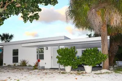 Image de Walk to the beach in minutes from this recently remodeled condo.