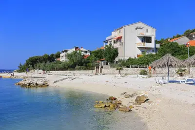 Appartement de trois chambres prés de la plage Seget Donji, Trogir (A-19351-a)
