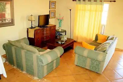 Image de Near Marina, Beach & Downtown, Spacious & Beautiful Views 2 Br Condo 301