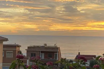 Image de Rome w/ Seaview-Newly Remodeled, Spacious, Comfortable, Clean, WiFi, FreeParking