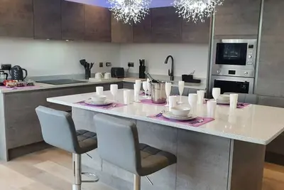 Image de Central Penthouse with Hot Tub & Views 24