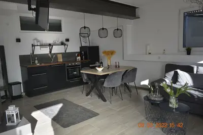Image de Cozy newly furnished basement apartment. Close to the city and yet idyllic