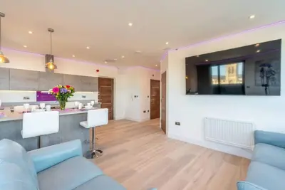 Image de Town Centre Penthouse with Hot Tub  22